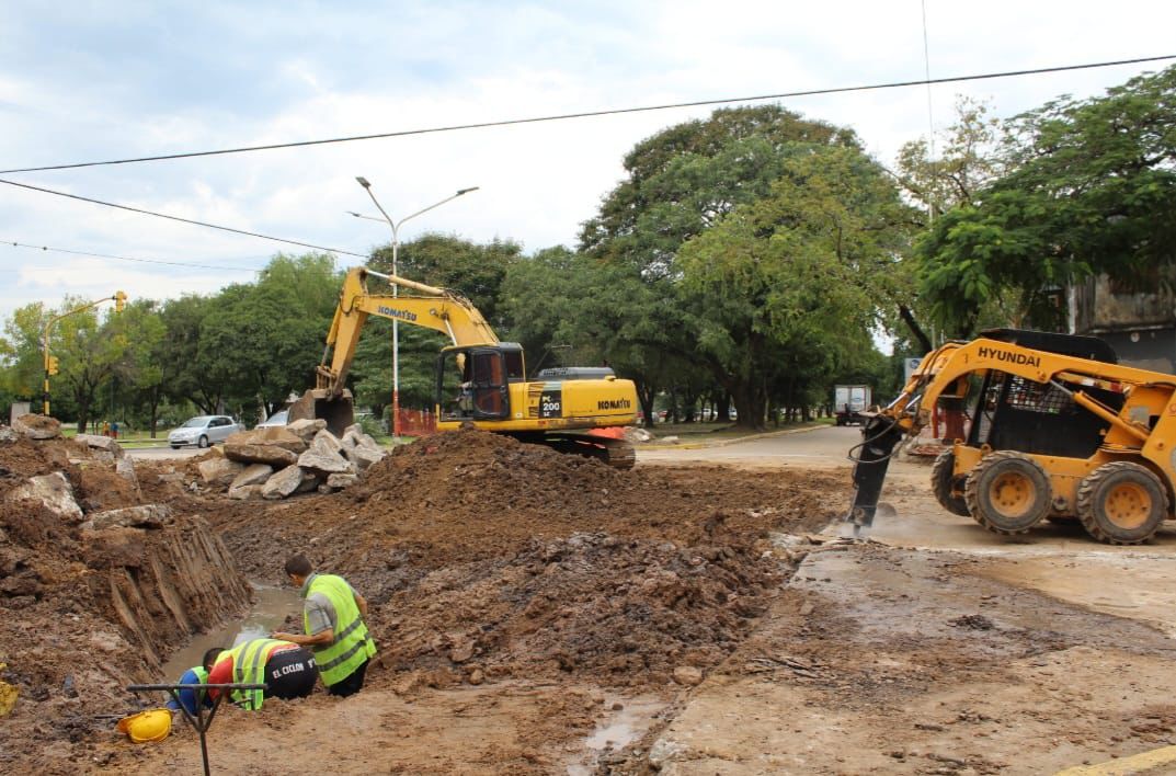 Resistencia: SAMEEP realiza el recambio de redes de agua sobre las avenidas Vélez Sarsfield y Paraguay.