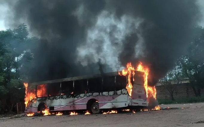 Dos colectivos de la empresa San Roque de Sáenz Peña se incendiaron.