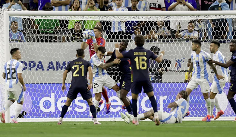 Argentina sufrió, fue a penales y el Dibu Martínez se vistió de héroe para estar en semis de la Copa América.